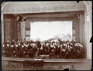Orchestra sinfonica dei giovani uomini sul palco, New York, c.1901